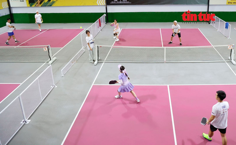 Tuy mới xuất hiện vài năm tại Việt Nam nhưng Pickleball đã nhanh chóng thu hút cộng đồng đam mê thể thao ở hầu hết các độ tuổi. Tuy mới xuất hiện vài năm tại Việt Nam nhưng Pickleball đã nhanh chóng thu hút cộng đồng đam mê thể thao ở hầu hết các độ tuổi.