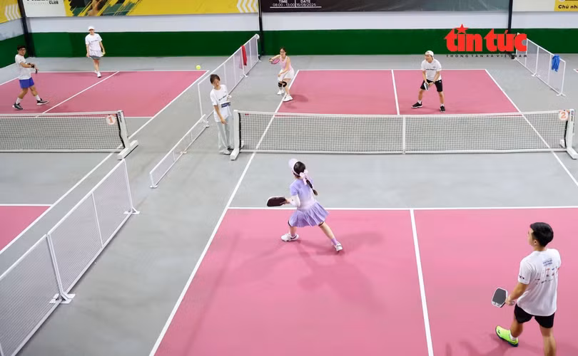 Tuy mới xuất hiện vài năm tại Việt Nam nhưng Pickleball đã nhanh chóng thu hút cộng đồng đam mê thể thao ở hầu hết các độ tuổi.