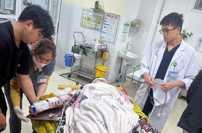 Một hành khách trên ôtô bị nạn đang được điều trị tại Bệnh viện Đa khoa Bình Định. Ảnh: Quốc Đạt