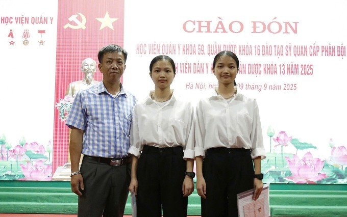 Hường (phải) và chị gái Lan Hương cùng bố trong ngày nhập học. Ảnh: Nhân vật cung cấp Hường (phải) và chị gái Lan Hương cùng bố trong ngày nhập học. Ảnh: Nhân vật cung cấp