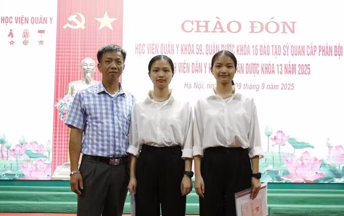 Hường (phải) và chị gái Lan Hương cùng bố trong ngày nhập học. Ảnh: Nhân vật cung cấp