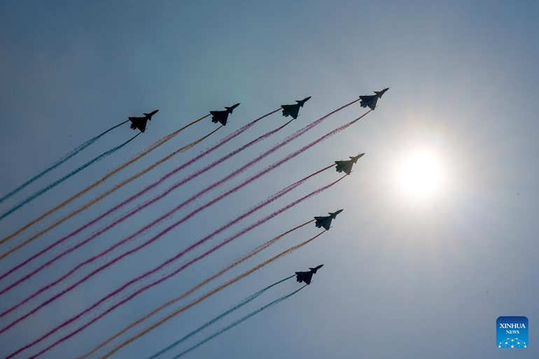 Tiêm kích J-10 biểu diễn trên bầu trời Quảng trường Thiên An Môn.