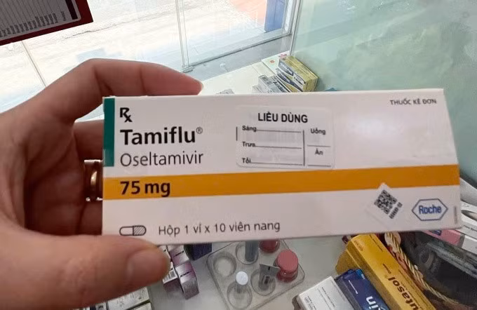 Trong đợt dịch cúm đang hoành hành ở miền Bắc, nhiều người dân đổ xô đi tích trữ Tamiflu vì sợ bệnh trở nặng. Ảnh: Thùy An