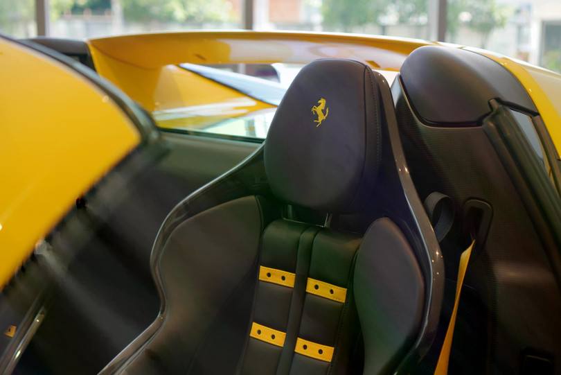 Chủ nhân của chiếc 296 GTS này cũng trang bị cho siêu xe hybrid thêm ghế đua điều chỉnh thủ công làm từ sợi carbon theo phong cách Daytona.