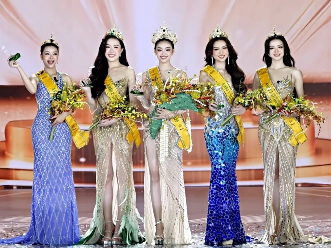 Top 5 cuộc thi từ trái qua gồm Phương Anh, Thu Trà, Yến Nhi, Thu Ngân, Đinh Y Quyên. Top 5 cuộc thi từ trái qua gồm Phương Anh, Thu Trà, Yến Nhi, Thu Ngân, Đinh Y Quyên.