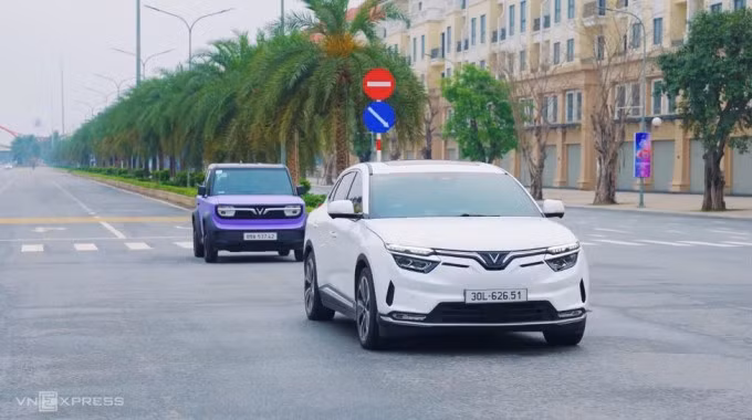 Bộ đôi ôtô điện VinFast VF 8 và VF 3. Ảnh: Quang Anh