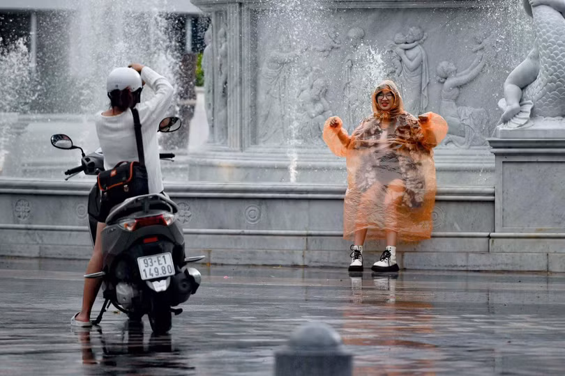 Đầu tháng 6/2023, đảo ngọc bước vào mùa mưa, thời tiết thất thường gây ảnh hưởng đến trải nghiệm của khách. Không ít những nhà hàng hải sản, quán nhậu trên đường Trần Hưng Đạo (Phú Quốc) ghi nhận tình trạng khá vắng vẻ. Ảnh: Duy Hiệu.