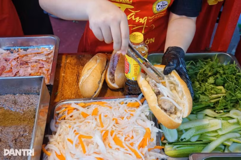 Bánh mì là một trong những món ăn nổi bật của ẩm thực Việt Nam (Ảnh: Mộc Khải).