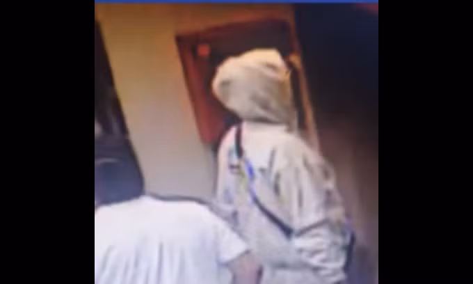 Ông Jeri xuất hiện với áo trùm đầu trong cuộc gặp doanh nhân Trung Quốc cuối năm 2025. Ảnh: El Buho