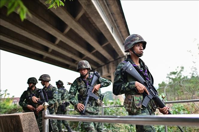 Lực lượng quân đội Thái Lan tuần tra ở khu vực biên giới. Ảnh: AFP/TTXVN. Lực lượng quân đội Thái Lan tuần tra ở khu vực biên giới. Ảnh: AFP/TTXVN.