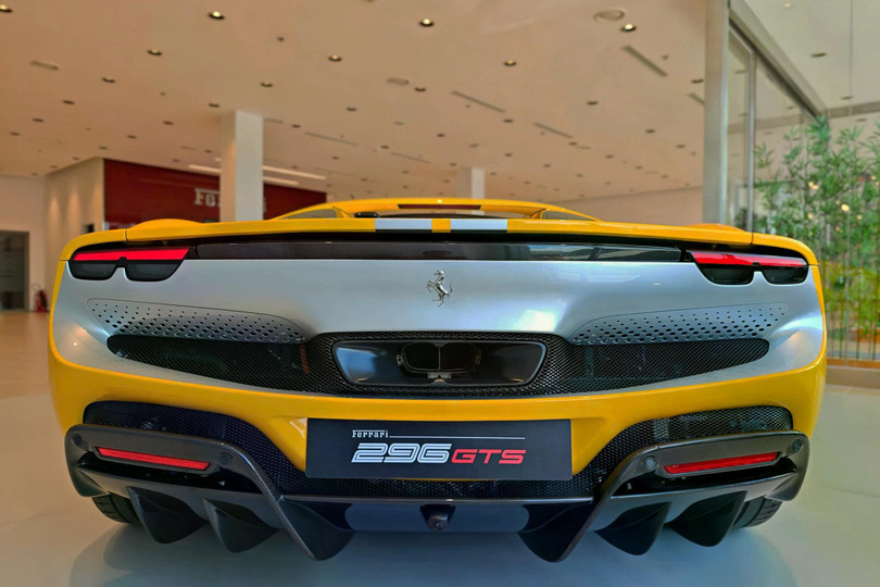 Đuôi xe cũng được nâng cấp với các chi tiết carbon.