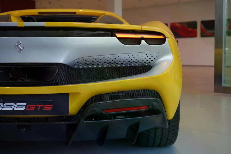 Đèn hậu được thiết kế khá giống với chiếc grand touring Roma.