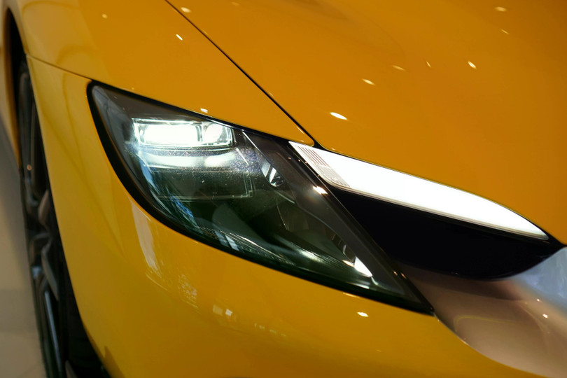 Đèn đầu xe được giữ nguyên kiểu dáng thiết kế như phiên bản tiêu chuẩn.