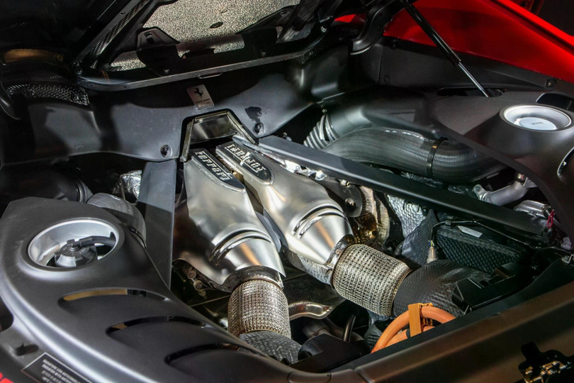 Với gói cá nhân hóa cùng hệ thống giảm xóc Multimatic lấy cảm hứng từ xe đua GT, chiếc 296 GTS trong bài dự kiến có khả năng di chuyển nhạy bén hơn so với bản tiêu chuẩn. Xe được trang bị động cơ V6 3.0L, tăng áp kép cho công suất 653 mã lực, kết hợp với motor điện cho tổng công suất 818 mã lực, mô men xoắn 740 Nm. 296 GTS có khả năng tăng tốc 0-100 km/h trong 2,9 giây, vận tốc tối đa 330 km/h.