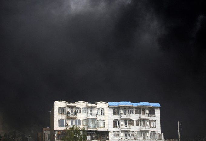 Bầu trời đen đặc giữa ban ngày ở thủ đô Tehran, Iran, ngày 8/3. Ảnh: AFP