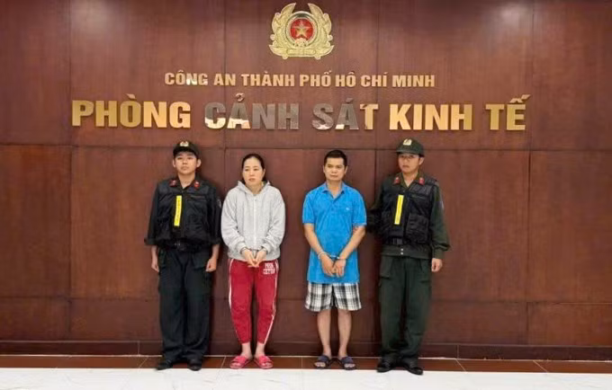 Vợ chồng Nguyễn Thị Mỹ Phụng (giữa) lúc bị bắt. Ảnh: Công an TP HCM