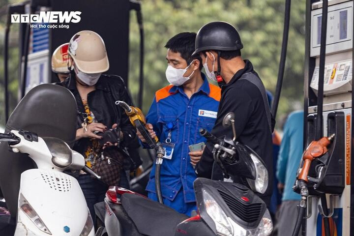 Giá xăng ngày mai được dự báo tiếp tục giảm. (Ảnh minh họa: Minh Đức). Giá xăng ngày mai được dự báo tiếp tục giảm. (Ảnh minh họa: Minh Đức).