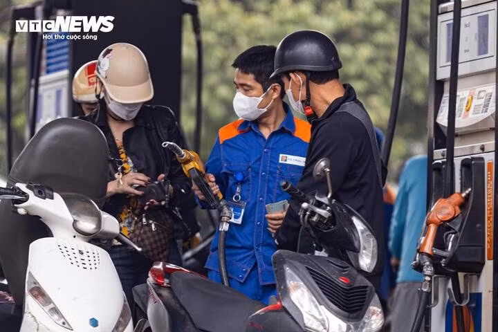 Giá xăng ngày mai được dự báo tiếp tục giảm. (Ảnh minh họa: Minh Đức).