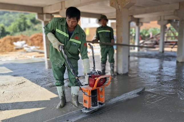 Làm "3 ca, 4 kíp" để kịp tiến độ hoàn thành ku tái định cư Làng Nủ vào ngày 2/12.