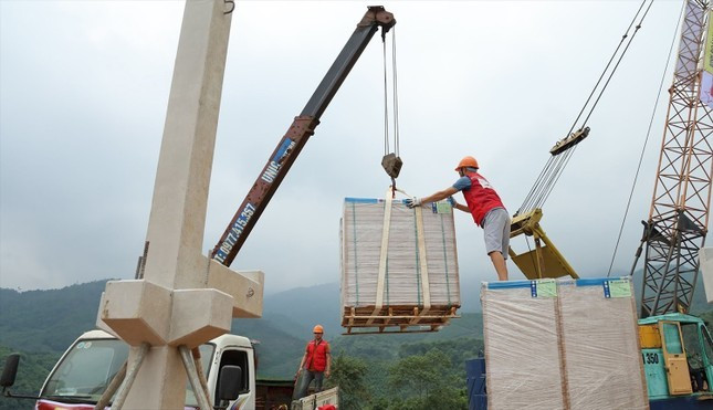 Các cấu kiện được vận chuyển đến công trường để lắp đặt thành khung nhà sàn.