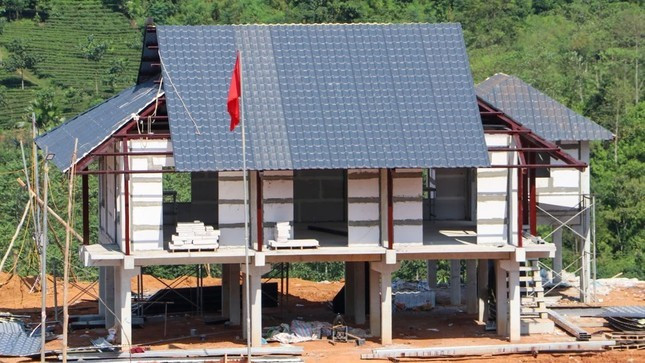 Những ngôi nhà đầu tiên được cất nóc.