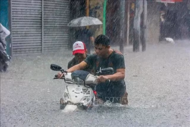 Cảnh ngập lụt sau những trận mưa lớn do ảnh hưởng của bão Gaemi tại Quezon, Philippines, ngày 24/7. (Ảnh: THX/TTXVN)