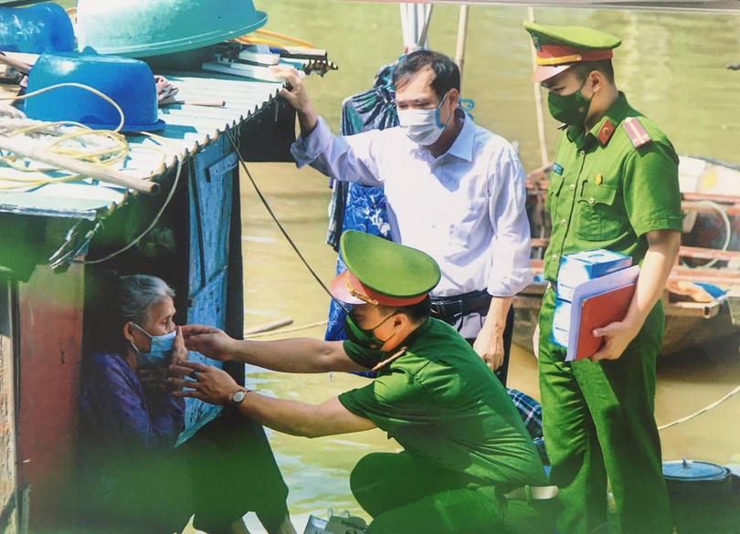 Chiến sỹ công an hướng dẫn người dân đeo khẩu trang phòng, chống dịch. 89-02e53552bad541db9ab06899041572b8.jpg