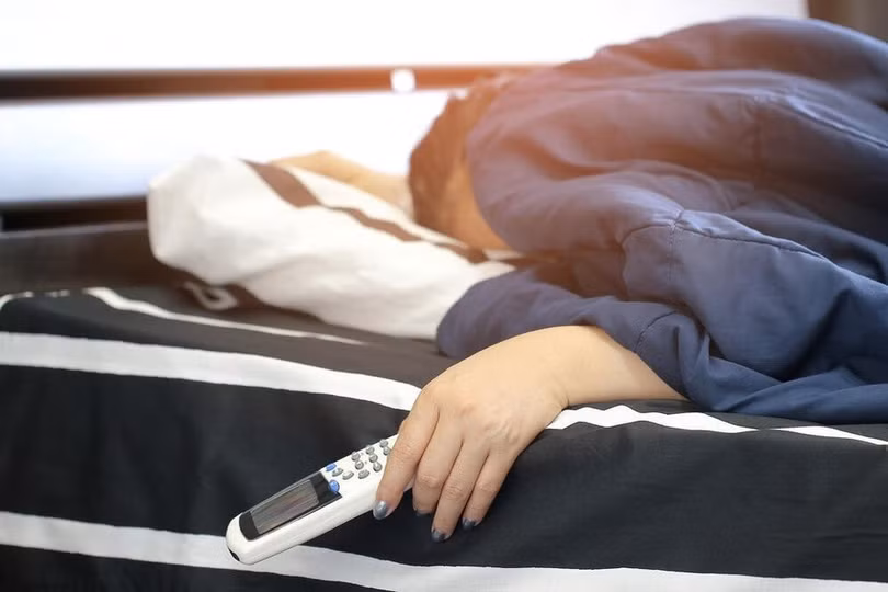 Ngủ trong điều hòa giúp mọi người thoát khỏi cái nóng oi bức nhưng tiềm ẩn nhiều nguy hiểm cho sức khỏe. Ảnh: Shutterstock.