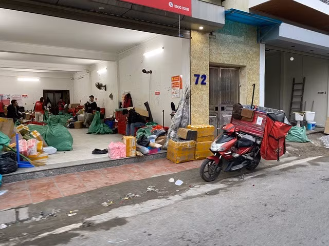 Hàng hóa vẫn còn dù ngày cuối cùng làm việc ở một cửa hàng chuyển phát