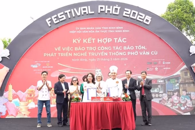 Masan Consumer ký kết hợp tác với Chi hội Phở Vân Cù, bảo trợ công tác bảo tồn, phát triển nghề truyền thống phở Vân Cù. Ảnh: Masan