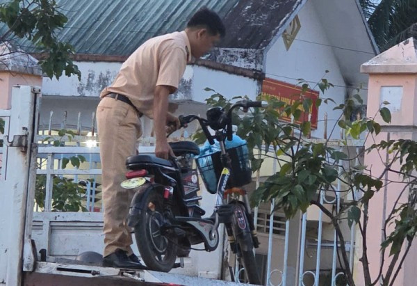 Đại diện Văn phòng Cơ quan CSĐT Công an tỉnh Vĩnh Long khẳng định vụ việc sẽ được điều tra khách quan, công tâm. Đại diện Văn phòng Cơ quan CSĐT Công an tỉnh Vĩnh Long khẳng định vụ việc sẽ được điều tra khách quan, công tâm.