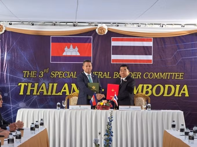 Bộ trưởng Quốc phòng Campuchia Tea Seiha (trái) và Bộ trưởng Quốc phòng Thái Lan Nattaphon Narkphanit trao đổi văn kiện tại lễ ký tuyên bố chung ngày 27/12. Ảnh: Bộ Quốc phòng Campuchia