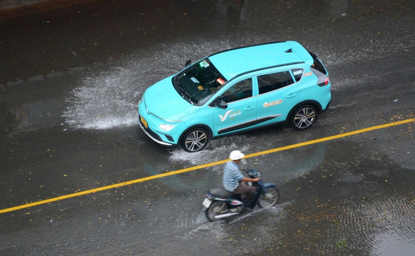 Khi trời mưa, tài xế nên giảm tốc độ ít nhất 20% so với điều kiện bình thường để đảm bảo an toàn Khi trời mưa, tài xế nên giảm tốc độ ít nhất 20% so với điều kiện bình thường để đảm bảo an toàn