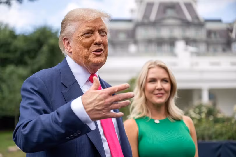 Tổng thống Mỹ Donald Trump và phát ngôn viên Nhà Trắng Karoline Leavitt tại Washington tháng 7/2025. Ảnh: AFP