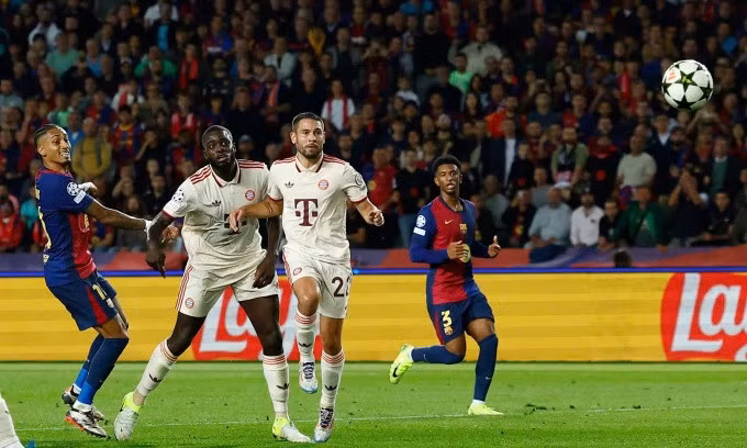 Raphinha (trái) sút xa ghi bàn nâng tỷ số lên 3-1. Ảnh: Reuters