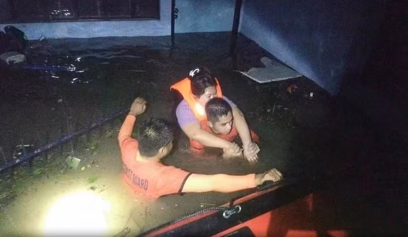 Cảnh sơ tán người dân ở Guinobatan, Albay. Ảnh: Cảnh sát biển Philippines.