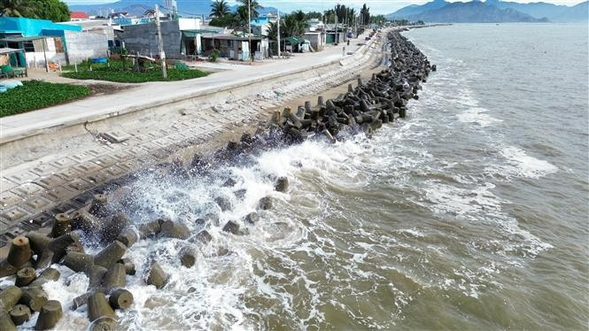 Tuyến đê ven biển phường Đông Hải (thành phố Phan Rang – Tháp Chàm, tỉnh Ninh Thuận) được đầu tư xây dựng kiên cố nhằm ngăn sóng biển xâm thực và ứng phó với mưa bão. Ảnh: Nguyễn Thành/TTXVN Tuyến đê ven biển phường Đông Hải (thành phố Phan Rang – Tháp Chàm, tỉnh Ninh Thuận) được đầu tư xây dựng kiên cố nhằm ngăn sóng biển xâm thực và ứng phó với mưa bão. Ảnh: Nguyễn Thành/TTXVN