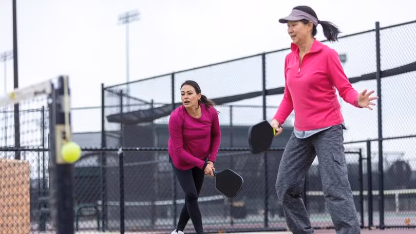 Pickleball là môn thể thao phù hợp với mọi lứa tuổi và giới tính do không đòi hỏi kỹ thuật khó khi chơi (Ảnh: Getty).