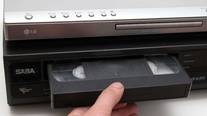 Một mẫu đầu băng VHS (dưới) và đầu CD (trên). Ảnh: Knowtechie Một mẫu đầu băng VHS (dưới) và đầu CD (trên). Ảnh: Knowtechie