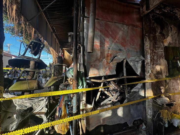 Ngôi nhà bị hỏa hoạn đã được dập tắt, nhưng 4 người trong nhà đã chết do cửa khóa không thoát ra được - Ảnh: MINH PHƯƠNG