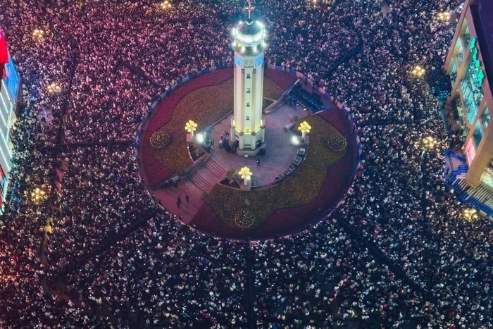 Hàng nghìn người tụ tập quanh Đài tưởng niệm Jiefangbei ở Trùng Khánh. Ảnh: Cheng Xin.