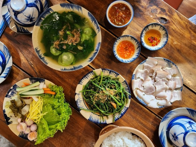 Món Việt dân dã tại một quán ăn ở Nha Trang. Ảnh: Bích Phương Món Việt dân dã tại một quán ăn ở Nha Trang. Ảnh: Bích Phương