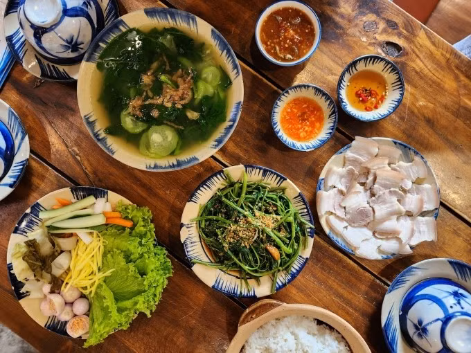 Món Việt dân dã tại một quán ăn ở Nha Trang. Ảnh: Bích Phương