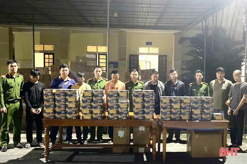 Các đối tượng bị lực lượng chức năng bắt giữ cùng tang vật. bqbht_br_cac-doi-tuong-trong-duong-day-cung-tang-vat-bi-bat-giu.jpg
