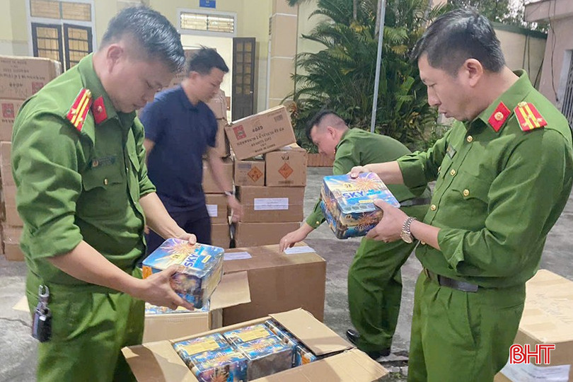 Tiến hành khám xét, lực lượng chức năng thu giữ trên 2,2 tấn pháo các loại... bqbht_br_co-quan-dieu-tra-tien-hanh-thu-giu-tang-vat.jpg