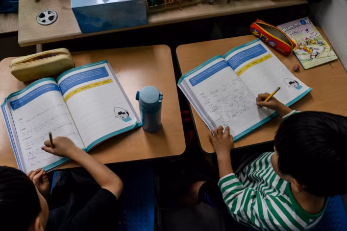Những đứa trẻ 5-6 tuổi thực hành viết tiếng Anh tại Học viện Anh ngữ Twinkle. Ảnh: Tina Hsu/The Washington Post