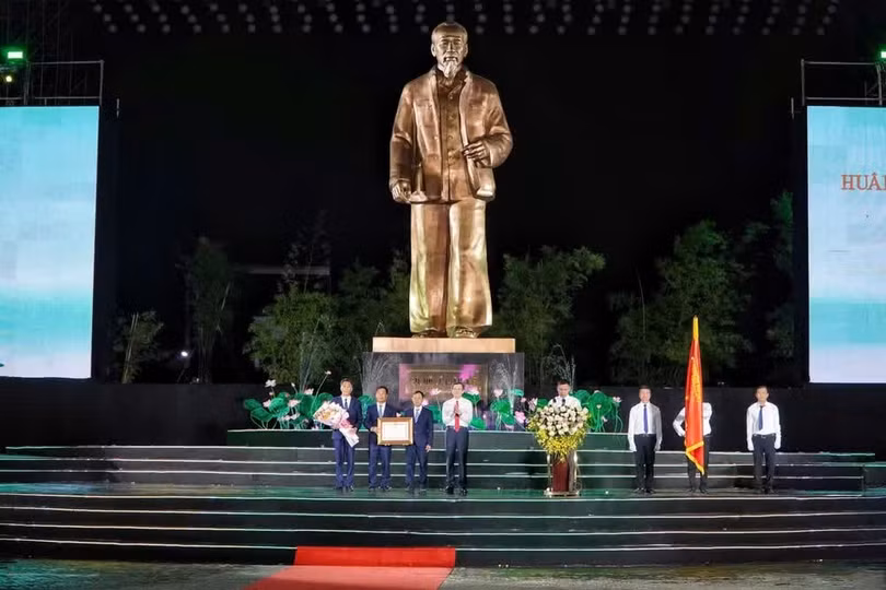Thay mặt Đảng, Nhà nước, đồng chí Đoàn Minh Huấn, Ủy viên Bộ Chính trị, Giám đốc Học viện Chính trị quốc gia Hồ Chí Minh đã trao tặng Huân chương Lao động hạng Nhất của Chủ tịch nước cho Khu Di tích Kim Liên.