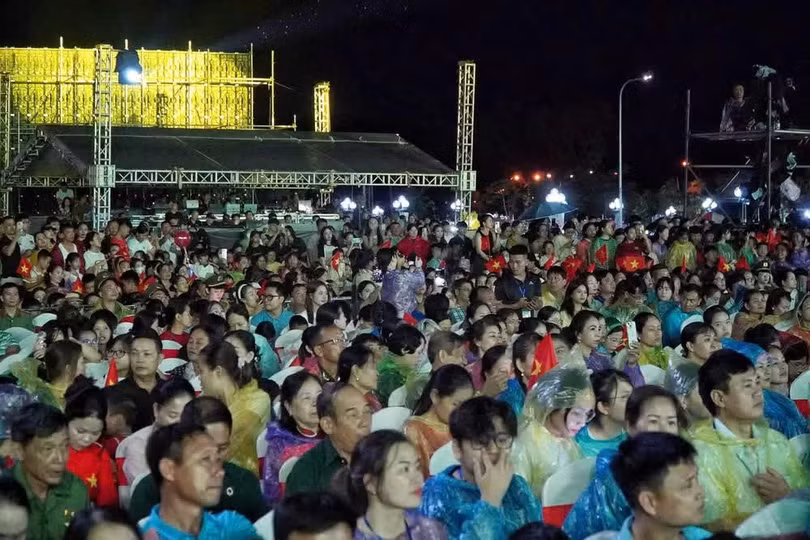 Đông đảo mọi tầng lớp nhân dân tới tham dự chương trình.