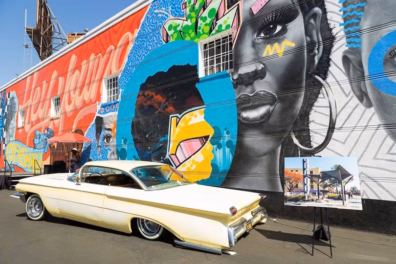 Đến đại lộ Crenshaw Boulevard (Los Angeles, California, Mỹ) năm 2025, du khách cũng có thể chiêm ngưỡng hơn 100 tác phẩm của các nghệ sĩ da đen. Ảnh: Dareon Grace, Destination Crenshaw.
