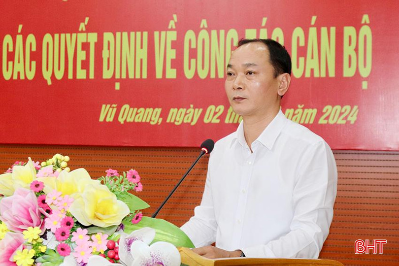 Phó Bí thư Thường trực Huyện ủy Vũ Quang Nguyễn Thiều Quang công bố các quyết định. IMG_9579.jpg